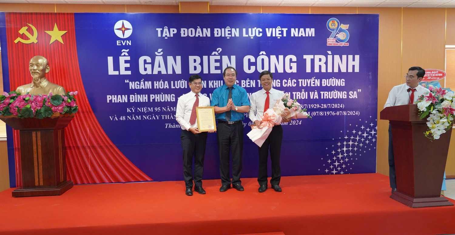 EVNHCMC gắn biển công trình thi đua cấp Công Đoàn Điện lực Việt Nam - 0