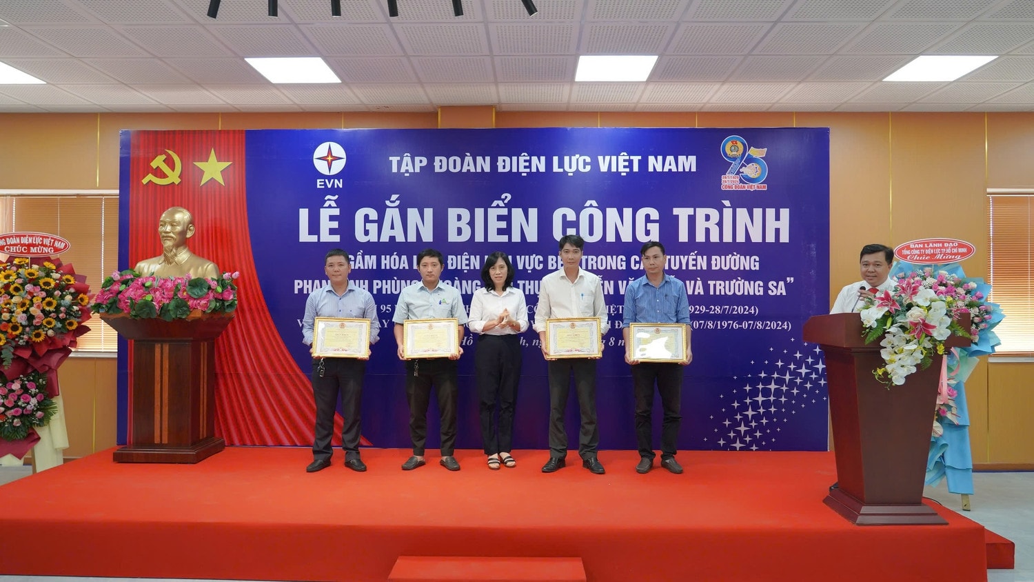 EVNHCMC gắn biển công trình thi đua cấp Công Đoàn Điện lực Việt Nam - 0