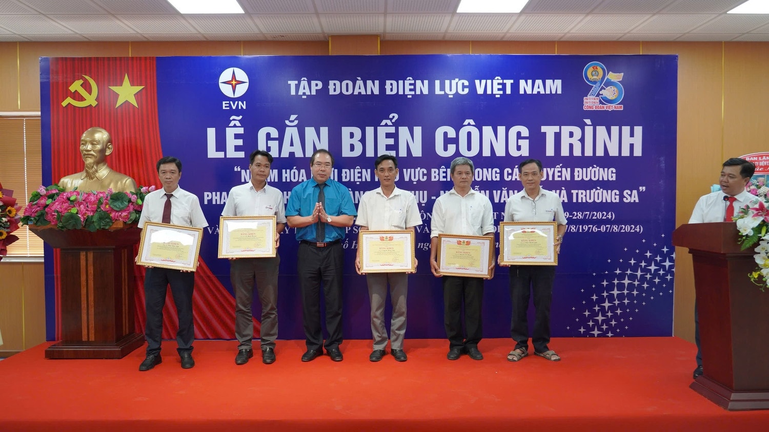 EVNHCMC gắn biển công trình thi đua cấp Công Đoàn Điện lực Việt Nam - 0