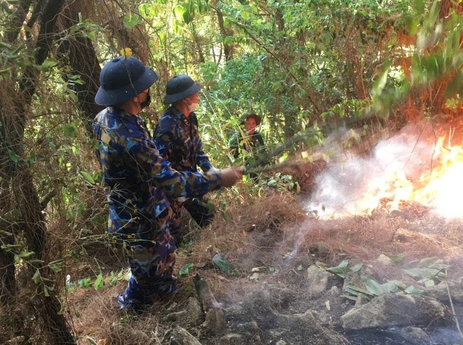 Quảng Bình: Hàng trăm người tham gia chữa cháy trong thời tiết -0