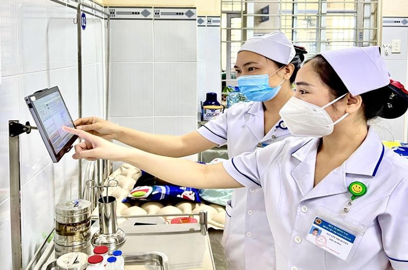 Bệnh án điện tử giúp thuận lợi trong việc thăm khám của các y, bác sĩ và người bệnh. Nguồn: ITN