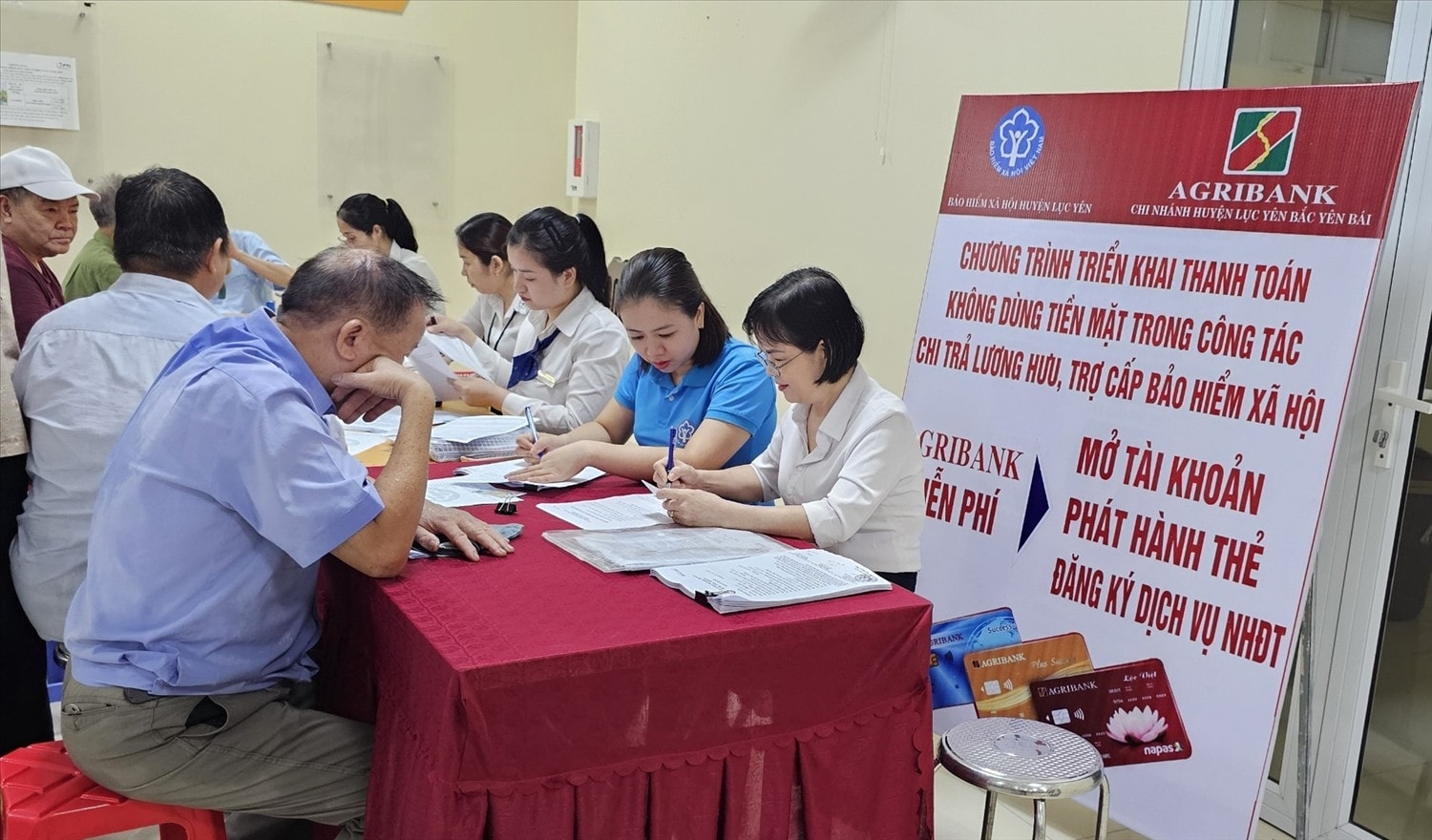 Chính thức từ 1.9, chi trả trực tiếp lương hưu và trợ cấp BHXH qua tài khoản cá nhân -0