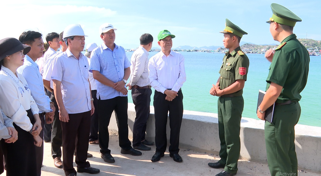 Đoàn giám sát HĐND tỉnh Ninh Thuận khảo sát hoạt động du lịch tại vịnh Vĩnh Hy, xã Vĩnh Hải, huyện Ninh Hải - ẢNH THANH TRƯỜNG