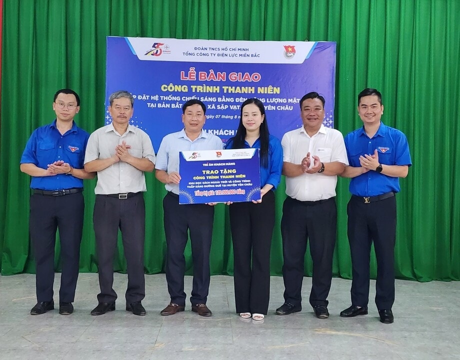 Tổ chức lễ gắn biển Công trình thanh niên trị giá 120 triệu đồng -0