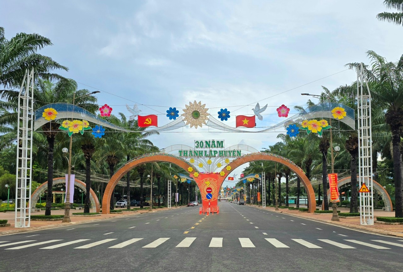 Huyện Châu Đức vừa được Chủ tịch nước tặng thưởng Huân chương lao động hạng Nhất nhân dịp kỷ niệm 30 năm thành lập huyện 15.8.1994 - 15.8.2024.