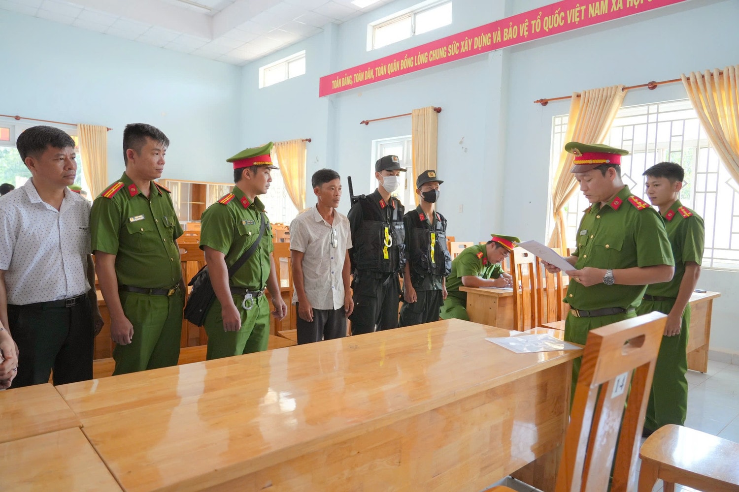 Khởi tố, bắt tạm giam các đối tượng liên quan đến khai thác khoáng sản trái phép tại huyện Hàm Tân