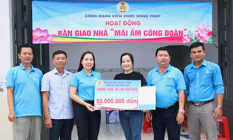 Công đoàn chăm lo cho người lao động thông qua trao tặng 
