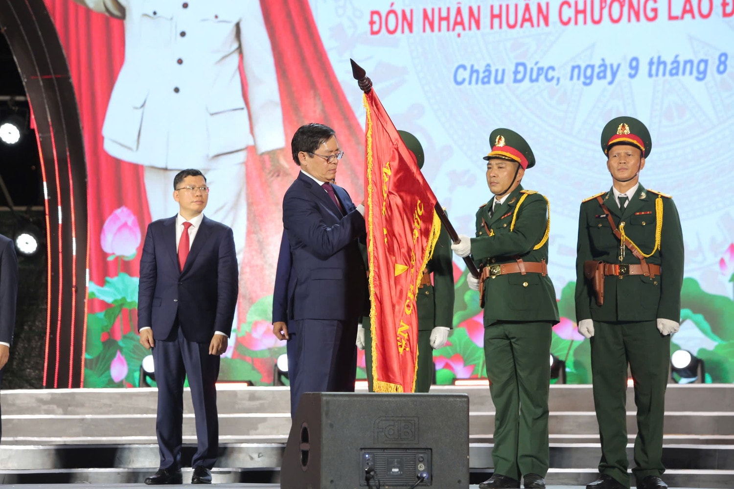 Bí thư Tỉnh ủy Bà Rịa - Vũng Tàu Phạm Viết Thanh trao Huân chương Lao động hạng Nhất cho Đảng bộ, chính quyền và nhân dân huyện Châu Đức