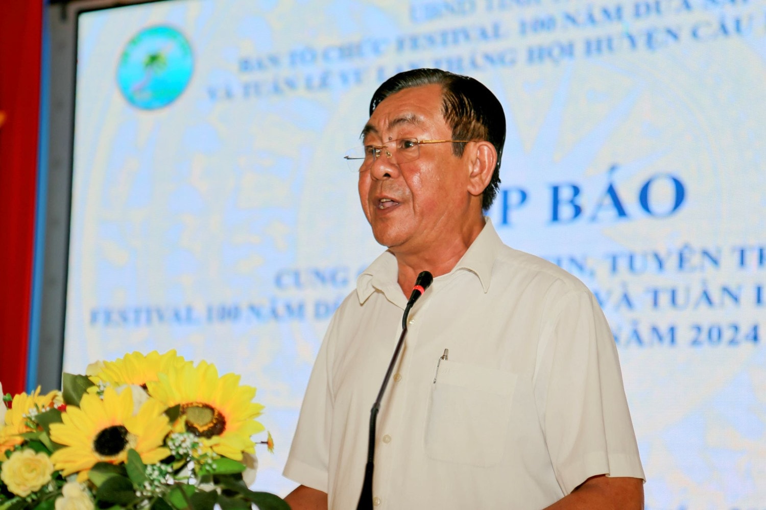 Phó Chủ tịch UBDN tỉnh Trà Vinh Lê Thanh Bình phát biểu tại buổi họp báo về công tác tổ chức Festival 100 năm dừa sáp Trà Vinh và Tuần lễ Vu Lan Thắng hội huyện Cầu Kè năm 2024 Trà Vinh sắp tổ chức Festival 100 năm Dừa sáp