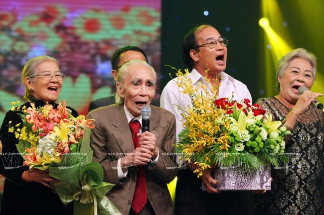 Phan Huỳnh Điểu - Tình yêu ở lại -0