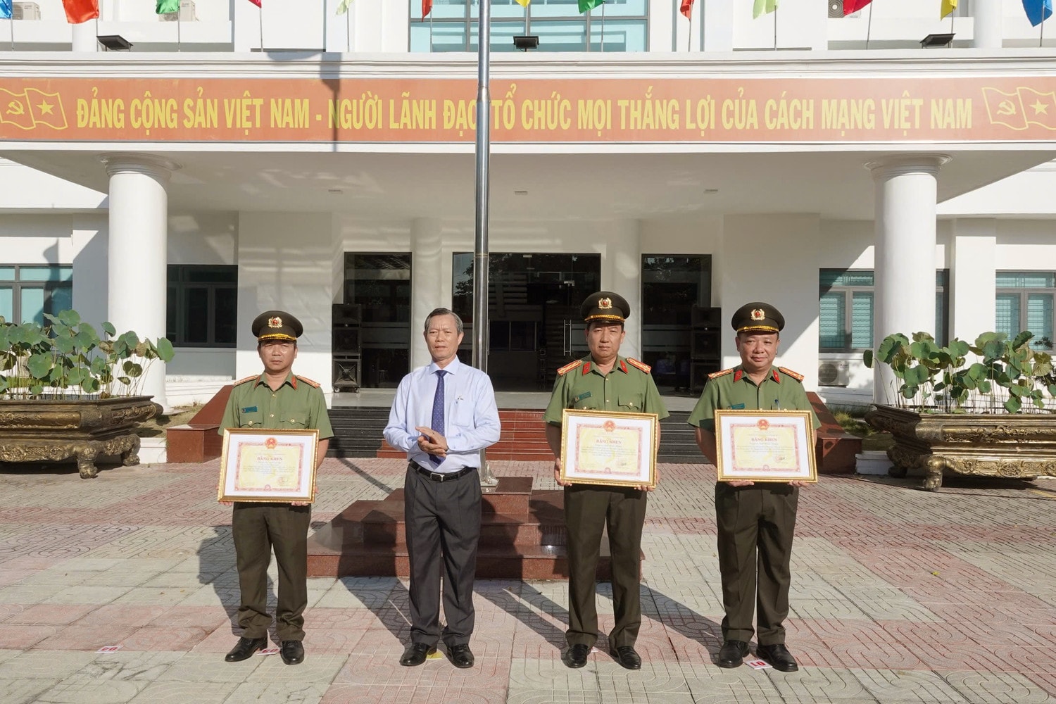 UBND tỉnh tặng bằng khen cho các tập thể đạt thành tích xuất sắc trong công tác phòng chống tội phạm