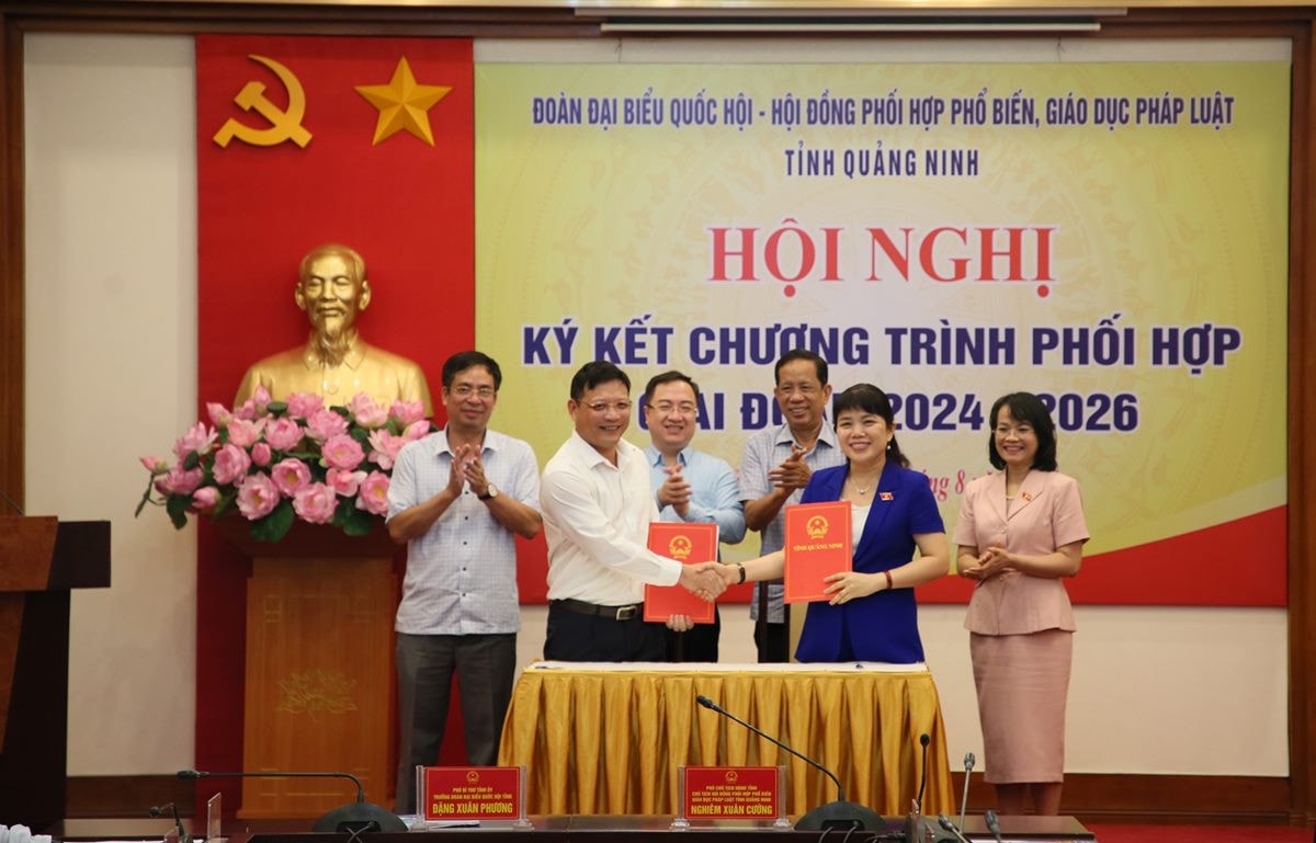 Đại diện Đoàn ĐBQH tỉnh và Hội đồng Phối hợp PBGDPL tỉnh ký kết Chương trình phối hợp giai đoạn 2024 - 2026. Ảnh: Mạnh Tuân Quảng Ninh: Tuyên truyền, phổ biến các luật được thông qua tại Kỳ họp thứ Bảy, Quốc hội Khóa XV - 0
