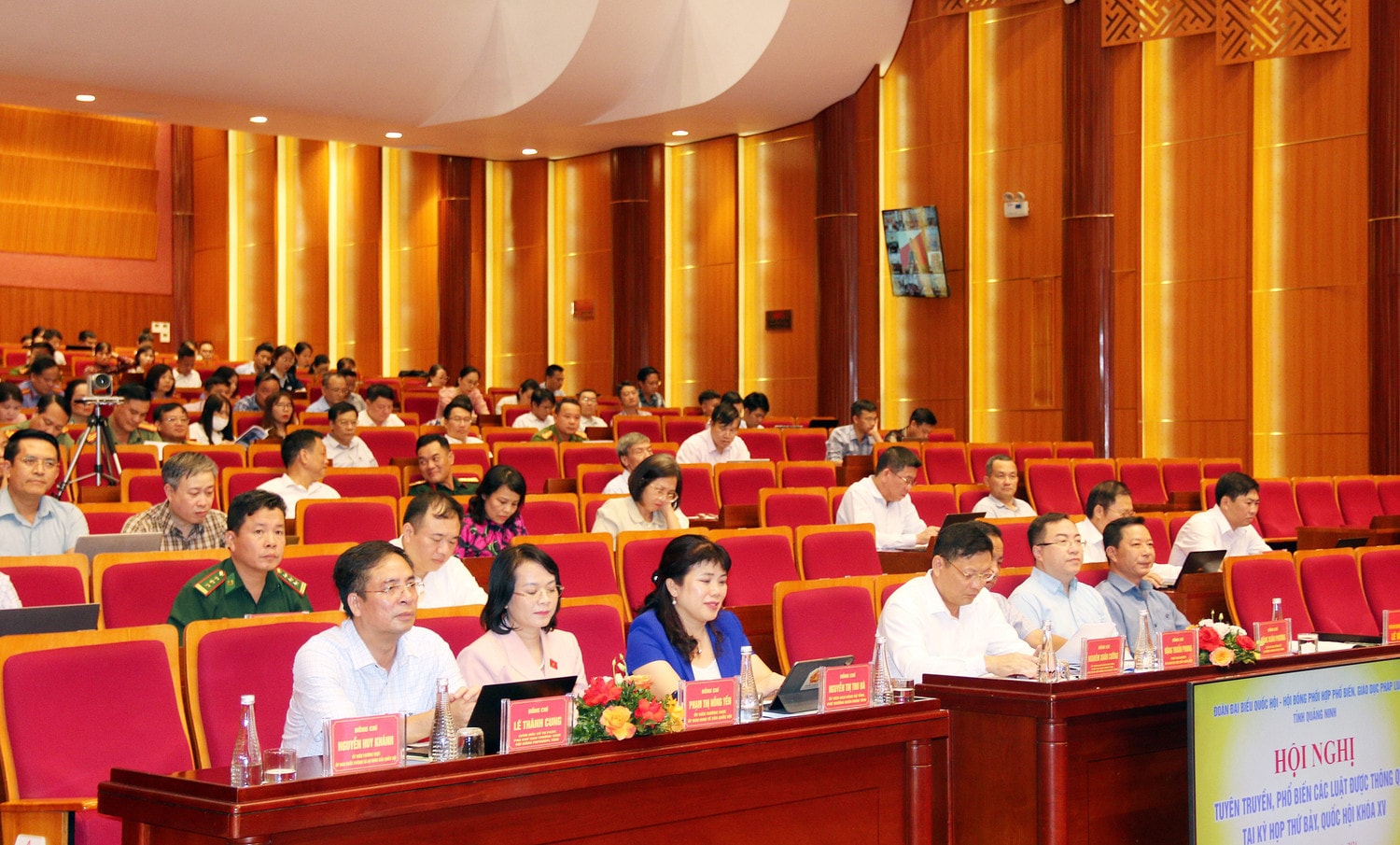 Các đại biểu dự hội nghị tại điểm cầu trung tâm. Ảnh: Mạnh Tuân Quảng Ninh: Gần 10.000 đại biểu nghe phổ biến các luật được Quốc hội thông qua tại Kỳ họp thứ Bảy - 0