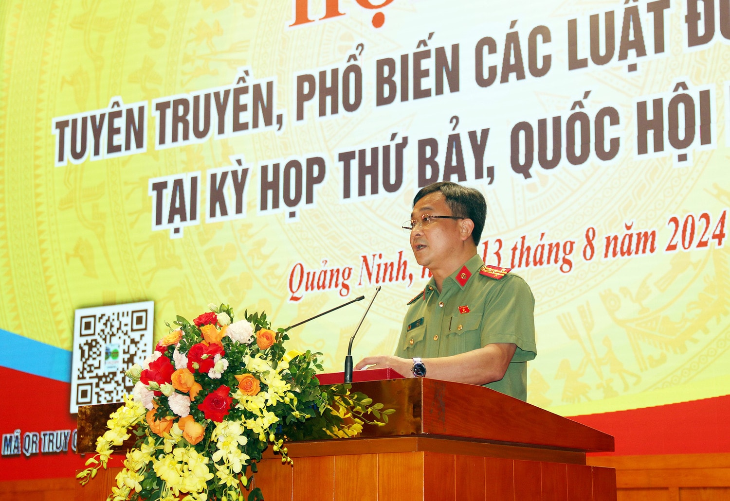 Ủy viên Thường trực Ủy ban Quốc phòng và An ninh, Đại tá Vũ Huy Khánh phổ biến những nội dung trọng tâm của Luật Trật tự, an toàn giao thông đường bộ; Luật Quản lý, sử dụng vũ khí, vật liệu nổ và công cụ hỗ trợ Quảng Ninh: Gần 10.000 đại biểu nghe phổ biến các luật được Quốc hội thông qua tại Kỳ họp thứ Bảy - 0