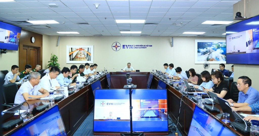 Phó Tổng Giám đốc EVN Phạm Hồng Phương chủ trì cuộc họp tiến độ công trường Nhà máy Thủy điện Hòa Bình mở rộng. Nguồn: EVN