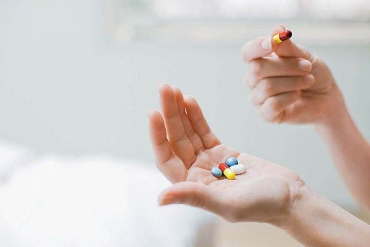 Hy hữu: Nhờ em trai 5 tuổi pha thuốc hạ sốt, chị gái suýt mất mạng -0