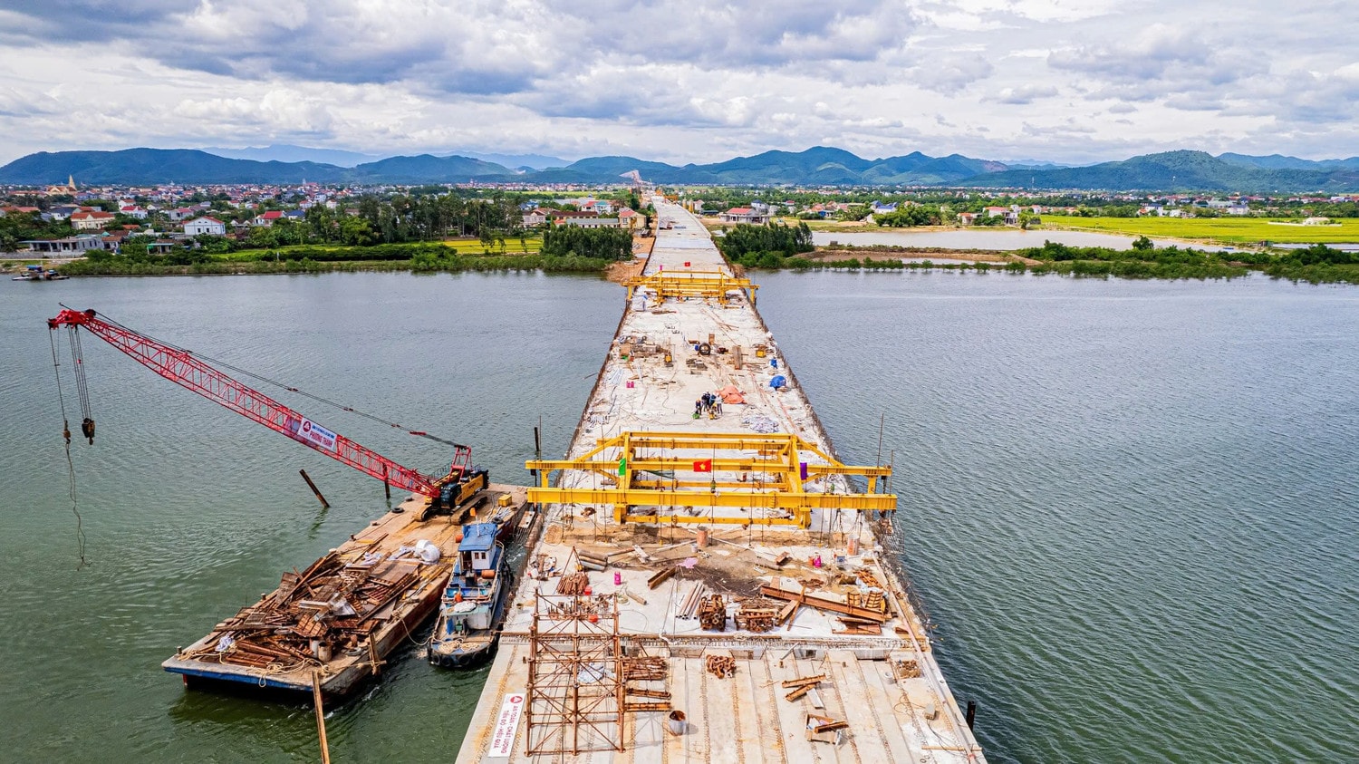 Quảng Bình: Hợp long cầu dài nhất cao tốc Bắc - Nam, chờ thông xe dịp Quốc Khánh -0