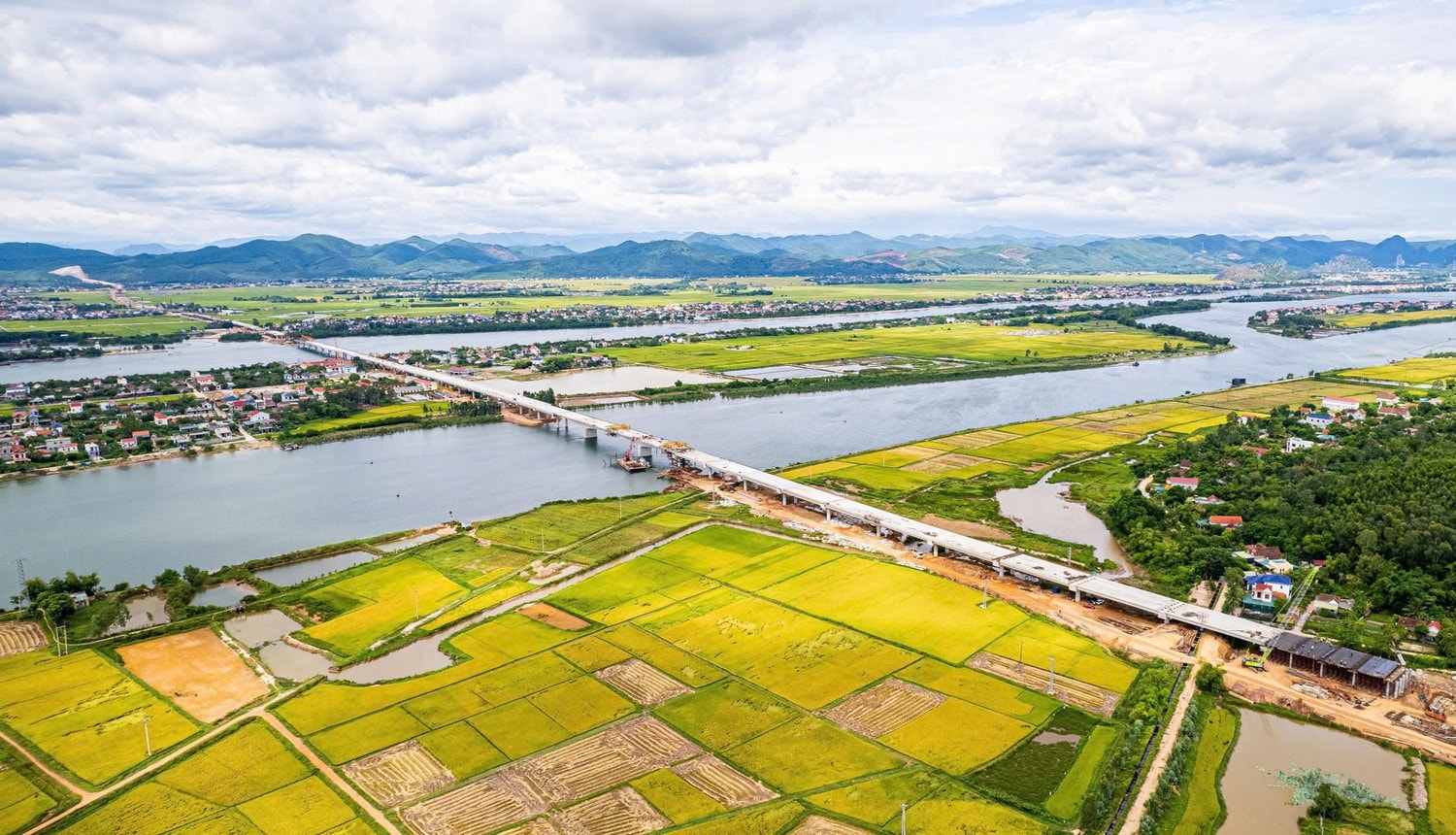 Quảng Bình: Hợp long nhịp cầu dài nhất cao tốc Bắc - Nam, chờ thông xe dịp Quốc Khánh -0
