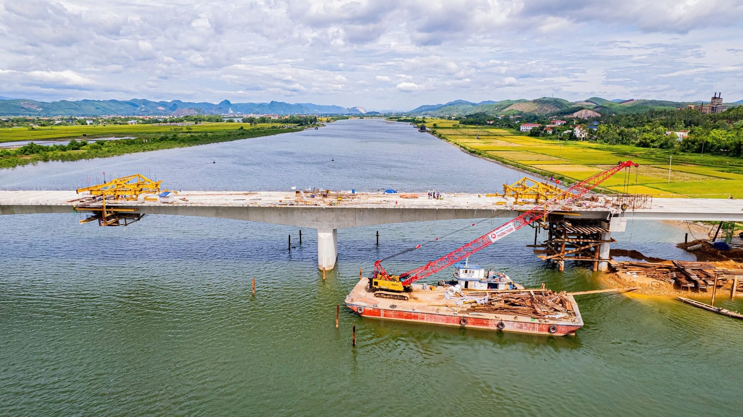 Quảng Bình: Hợp long nhịp cầu dài nhất cao tốc Bắc - Nam, chờ thông xe dịp Quốc Khánh -0