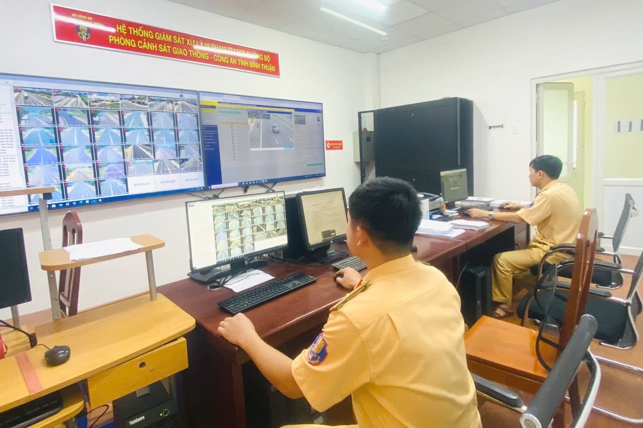 Công tác ghi nhận hành vi vi phạm tại Trung tâm giám sát đặt tại Phòng Cảnh sát giao thông Công an tỉnh Bình Thuận
