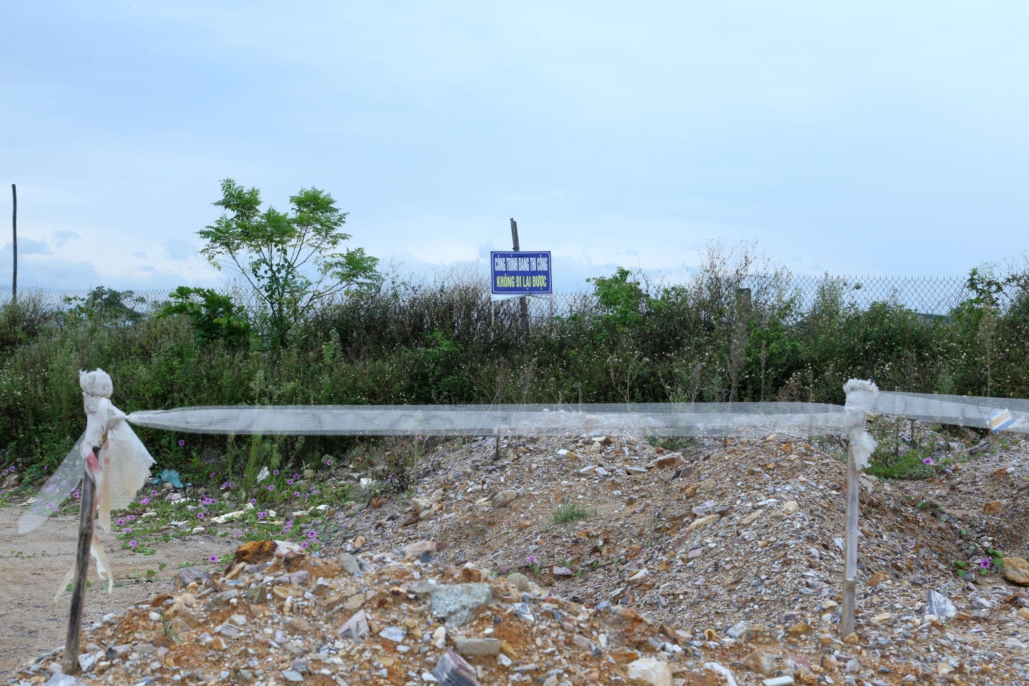 Đơn vị thi công dùng dây, biển cảnh báo tại dự án để người dân và các phương tiện chưa được qua lại Dự án đê hơn 180 tỷ “tắc nghẽn” vì vướng mặt bằng