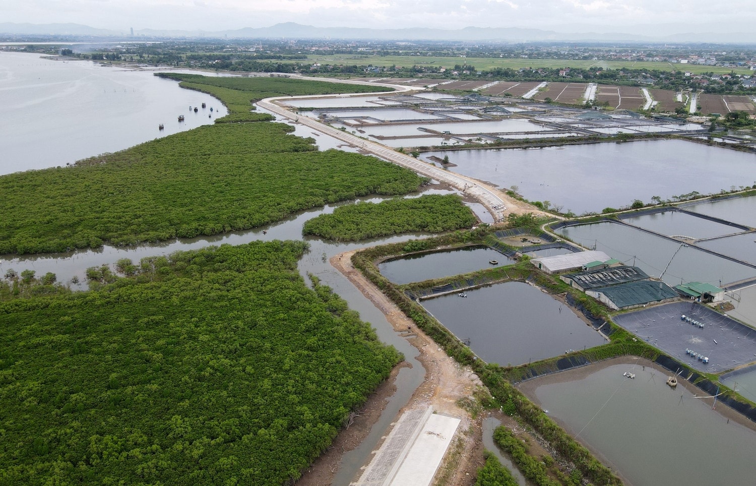 Dự án có chiều dài hơn 10km nhưng hiện nay còn vướng 700m do chưa giải phóng được mặt bằng