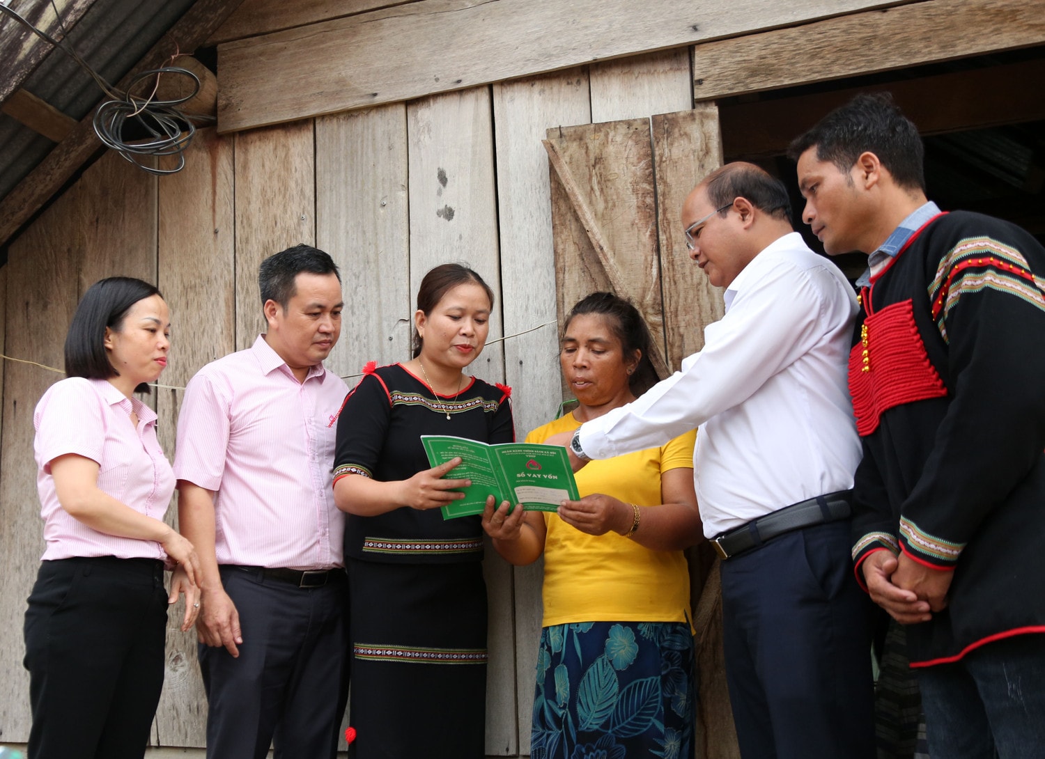 A1: Cấp ủy, chính quyền, các hội đoàn thể ở Đắk Lắk luôn ở bên động viên, khích lệ người dân vay vốn phát triển kinh tế. Ảnh: Đức Kiên
