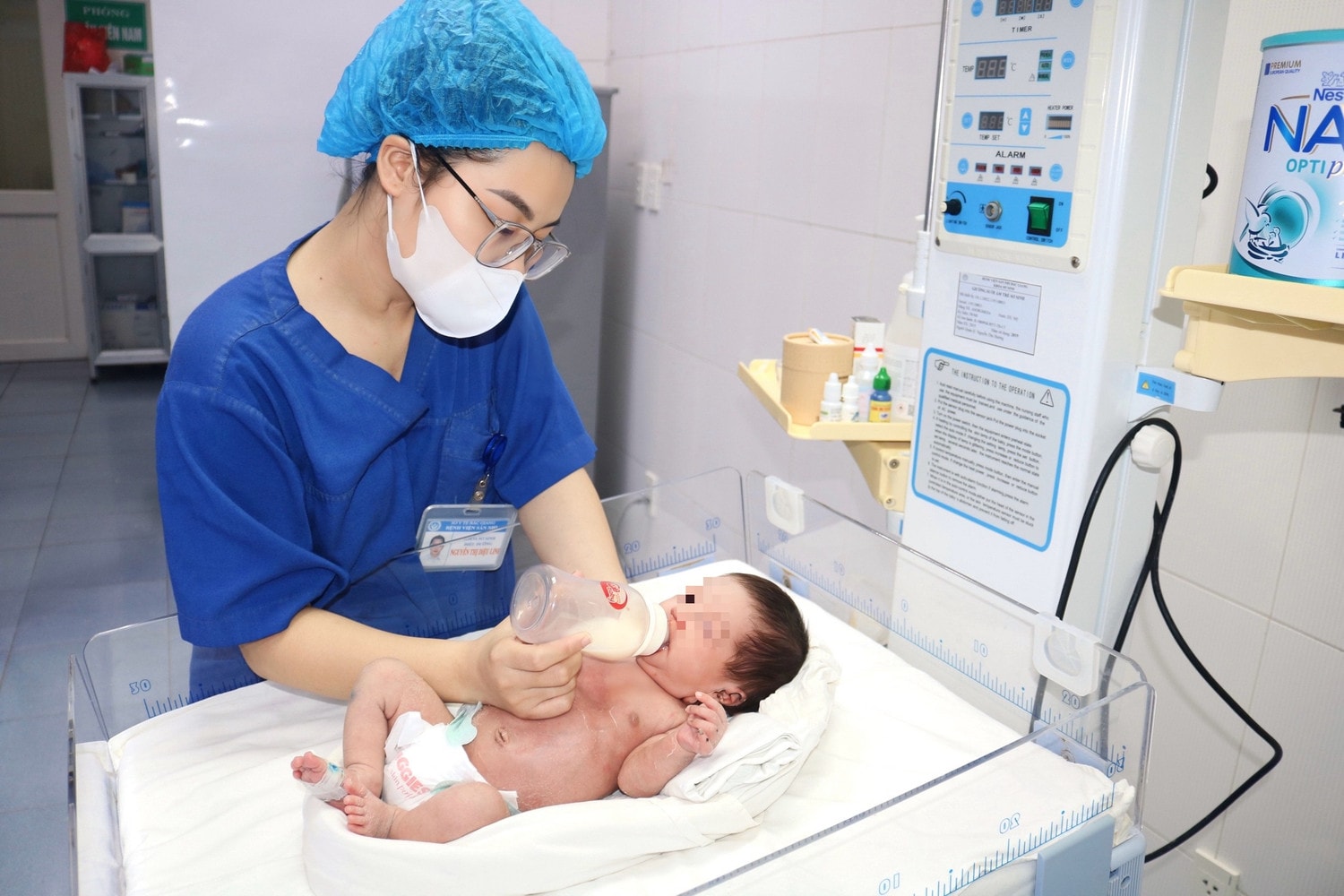 Hành trình 1 tháng cứu sống bé sơ sinh bị bỏ rơi ven đường với hàng trăm con giòi bò khắp cơ thể -0