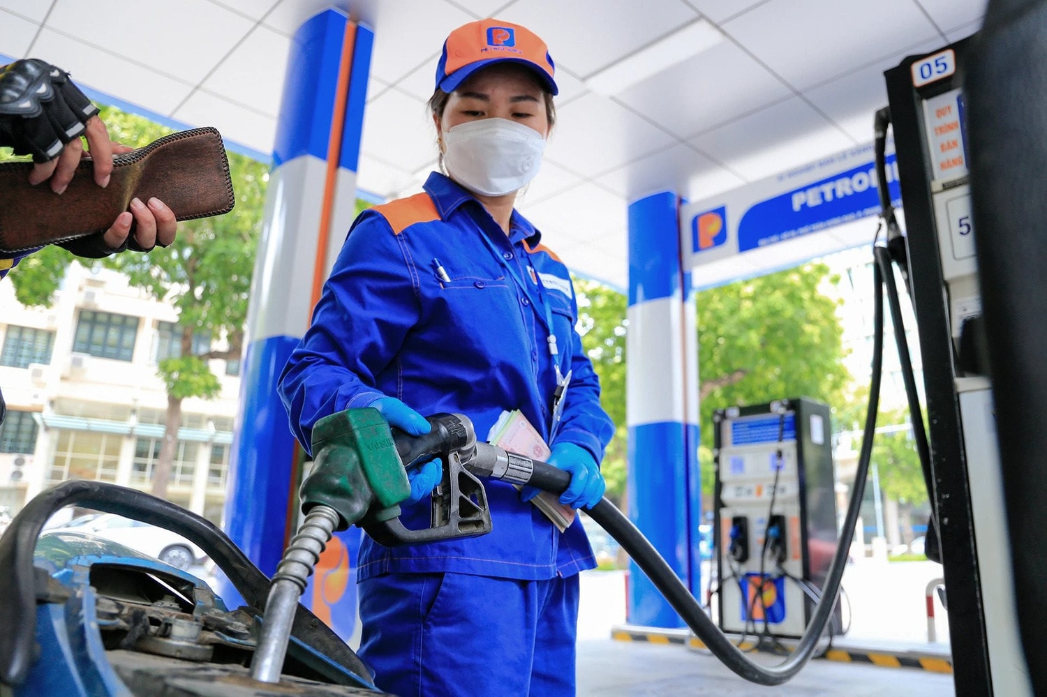 Giá xăng RON 95 tăng về sát mốc 22.000 đồng/lít -0