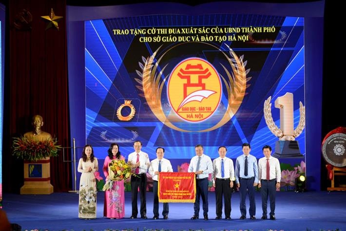 Chủ tịch Uỷ ban Nhân dân thành phố Hà Nội Trần Sỹ Thanh và Thứ trưởng Bộ GD-ĐT Phạm Ngọc Thưởng trao cờ thi đua xuất sắc cho Sở GD-ĐT Hà Nội
