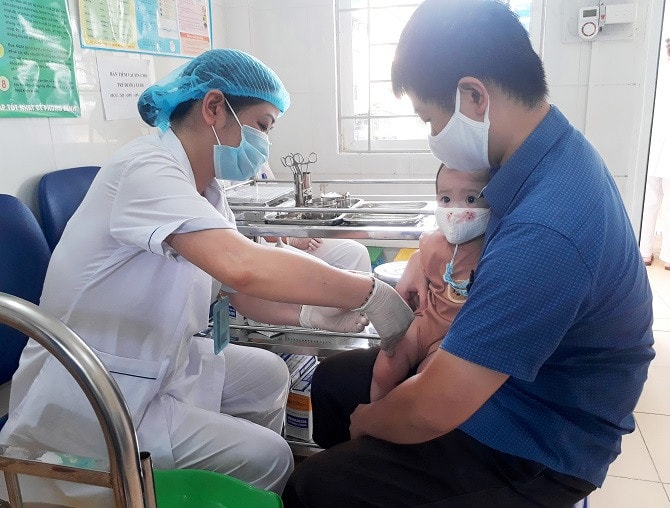 Hà Nội khuyến cáo người dân chủ động tiêm vaccine để phòng dịch bệnh -0