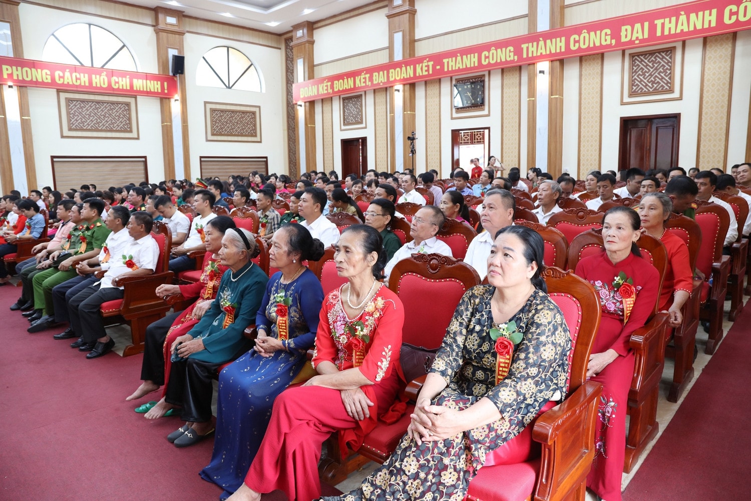 Ngày hội thu hút đông đảo người dân tham dự (ảnh:An Nhiên) Thứ Trưởng Bộ Công An Trần Quốc Tỏ dự Ngày hội toàn dân bảo vệ an ninh Tổ quốc xã Thanh Sơn -0