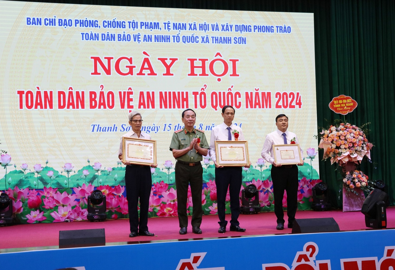 Thứ trưởng Bộ Công an Trần Quốc Tỏ trao Bằng khen của Bộ trưởng Bộ Công an cho các tập thể và cá nhân. Thứ Trưởng Bộ Công An Trần Quốc Tỏ dự Ngày hội toàn dân bảo vệ an ninh Tổ quốc xã Thanh Sơn -0