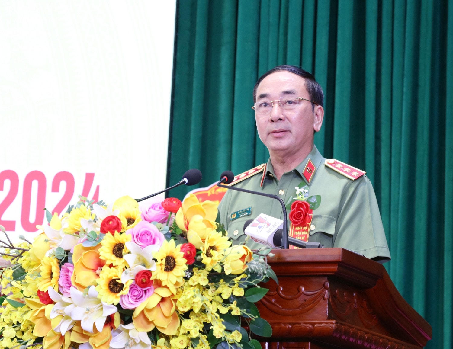 Ủy viên Trung ương Đảng, Phó Bí thư Đảng ủy Công an Trung ương, Thứ trưởng Bộ Công an Thượng tướng Trần Quốc Tỏ phát biểu (ảnh:An Nhiên) Thứ Trưởng Bộ Công An Trần Quốc Tỏ dự Ngày hội toàn dân bảo vệ an ninh Tổ quốc xã Thanh Sơn -0
