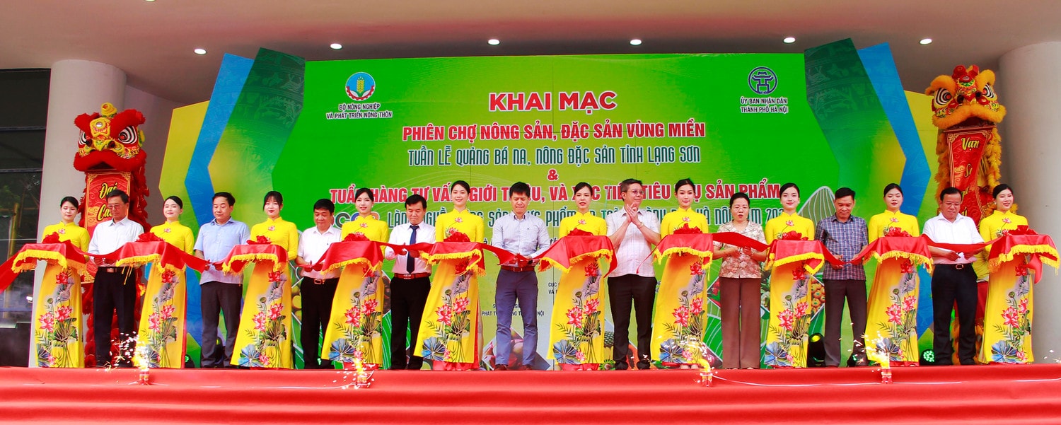 Các đại biểu cắt băng khai mạc Tuần hàng tư vấn, giới thiệu và xúc tiến tiêu thụ sản phẩm OCOP, làng nghề, nông sản thực phẩm an toàn 2024 Hà Nội khai mạc Tuần hàng Tư vấn, giới thiệu và xúc tiến tiêu thụ sản phẩm OCOP, làng nghề, nông sản thực phẩm an toàn 2024 -0