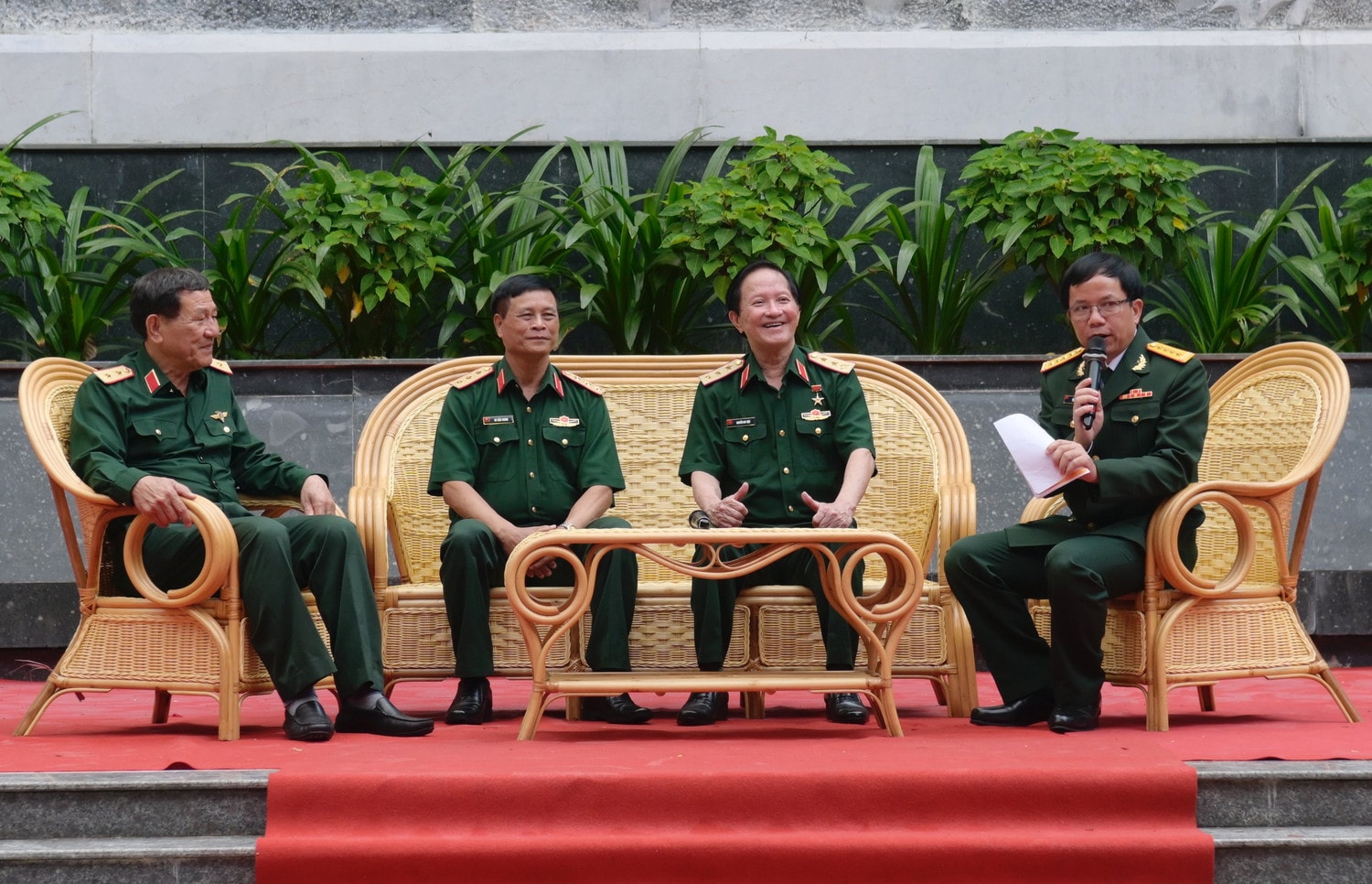 Các đại biểu tham gia chương trình giao lưu, tọa đàm Về nơi khởi nguồn, viết tiếp những trang sử vẻ vang -0