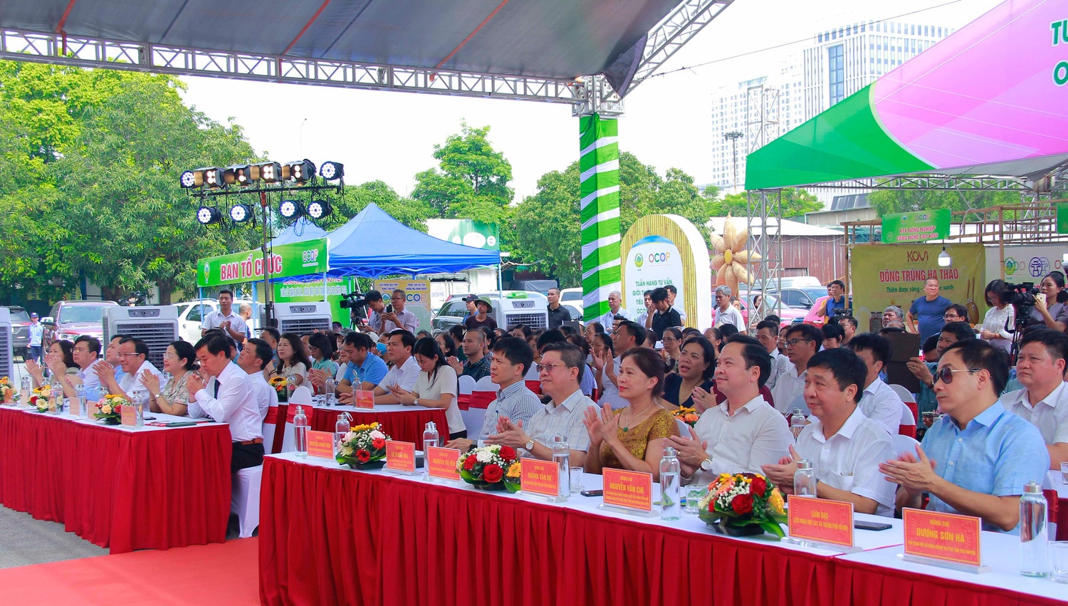Các đại biểu tham dự sự kiện Hà Nội khai mạc Tuần hàng Tư vấn, giới thiệu và xúc tiến tiêu thụ sản phẩm OCOP, làng nghề, nông sản thực phẩm an toàn 2024 -0