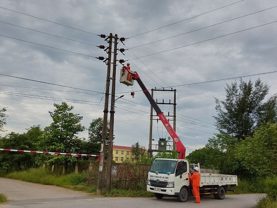 Điện lực Hà Tĩnh triển khai các giải pháp bảo đảm cung ứng điện mùa mưa bão -0