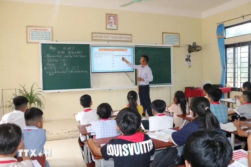 At a classroom in Nghe An province (Photo: VNA) Teachers' wages must top administrative, non-productive salary scale system: Politburo -0