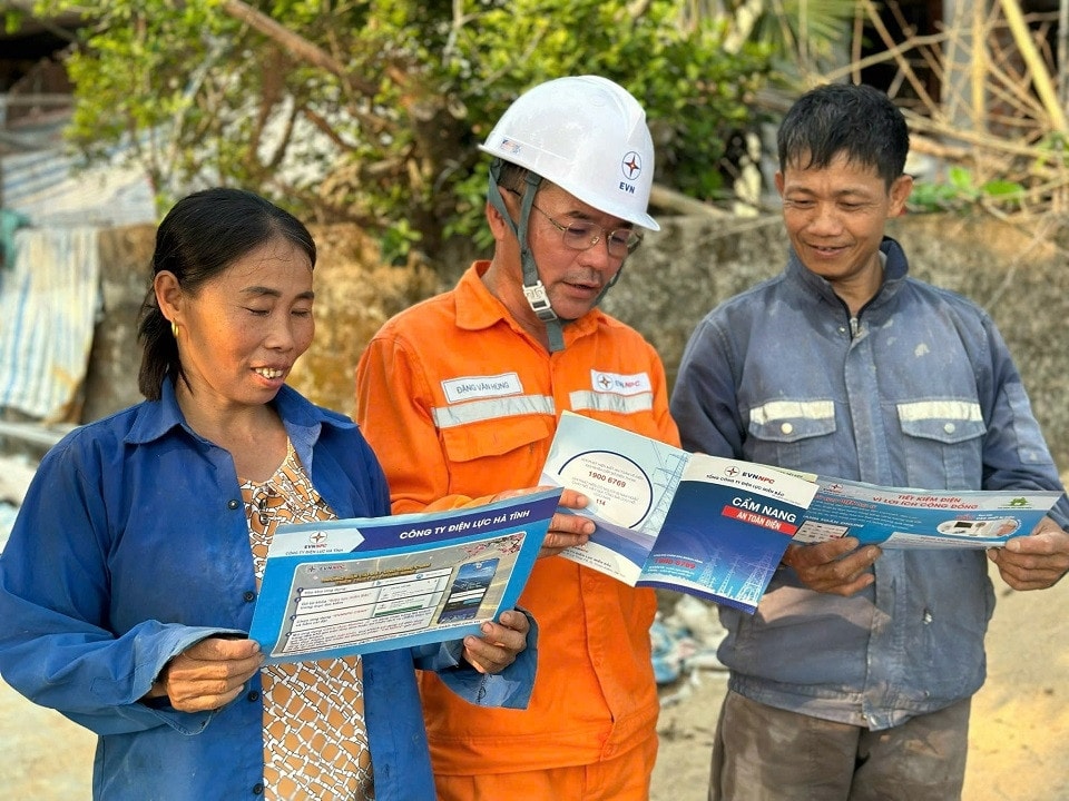 Điện lực Hà Tĩnh triển khai các giải pháp bảo đảm cung ứng điện mùa mưa bão -0