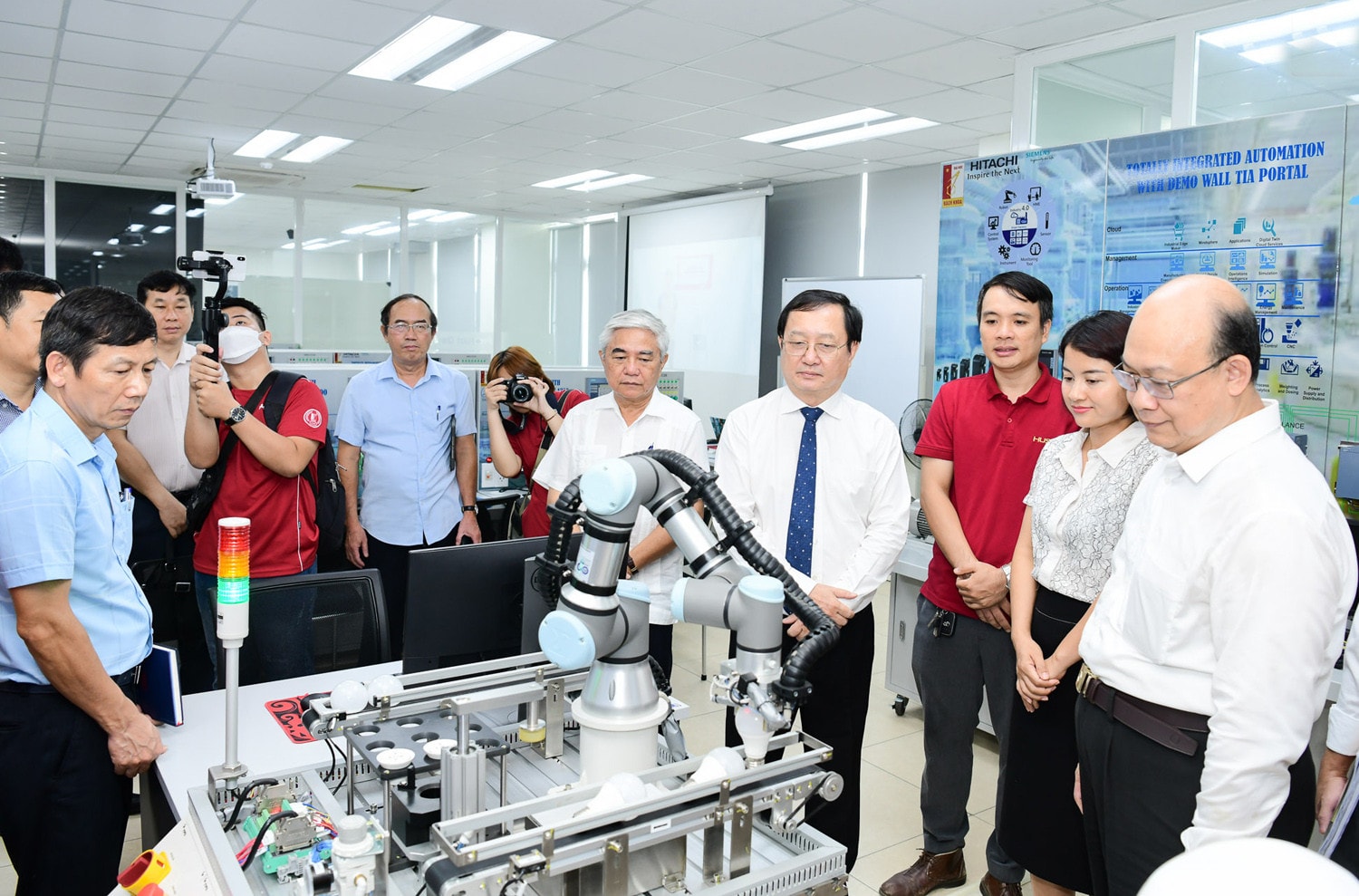 Bộ trưởng Bộ Khoa học và Công nghệ Huỳnh Thành Đạt tham quan Phòng thí nghiệm Nhà máy số Đại học Bách khoa Hà Nội