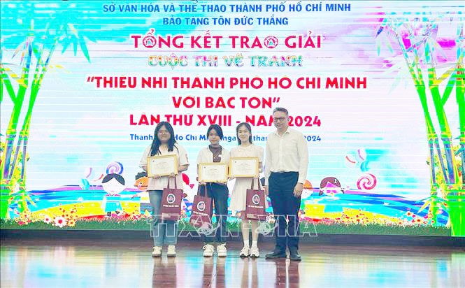 Trao giải thi vẽ tranh về Chủ tịch Tôn Đức Thắng -0