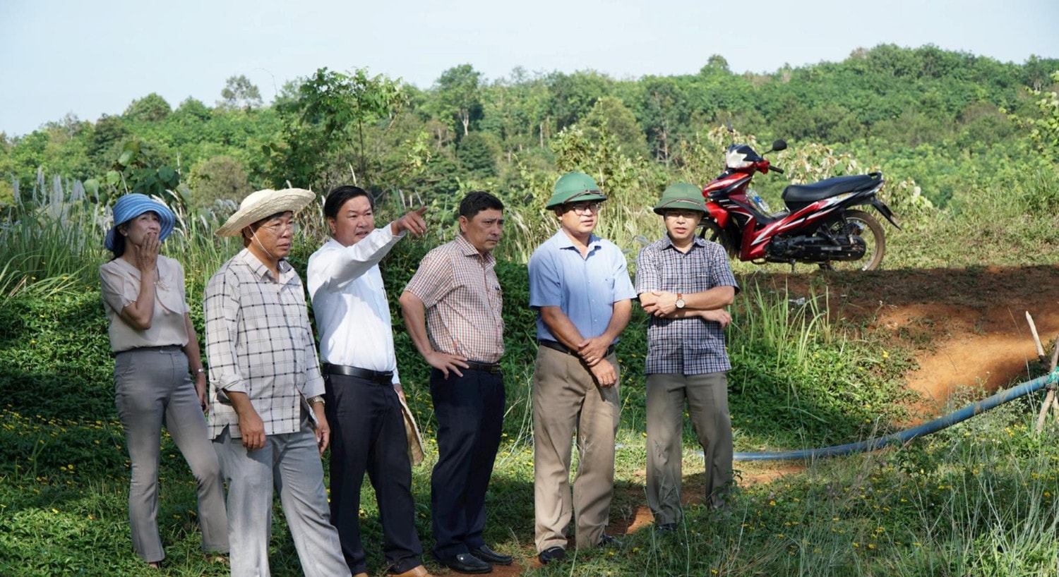 HĐND tỉnh giám sát thực tế Dự án Tái định cư phục vụ khai thác bô xít tại xã Đắk Wer, huyện Đắk R'lấp. Ảnh: Hưng Nguyên 