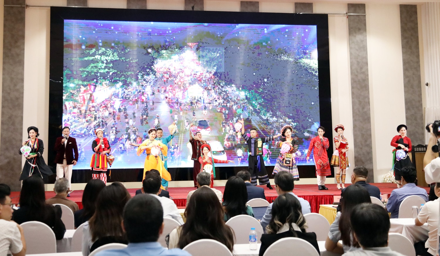 Chương trình văn nghệ chào mừng Hội nghị. Ảnh: Trần Tâm Lễ hội Thành Tuyên năm 2024 đổi mới, sáng tạo vì du khách -0