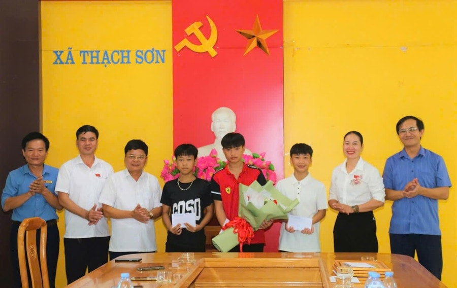 Ba học sinh dũng cảm cứu 2 em nhỏ đuối nước -0