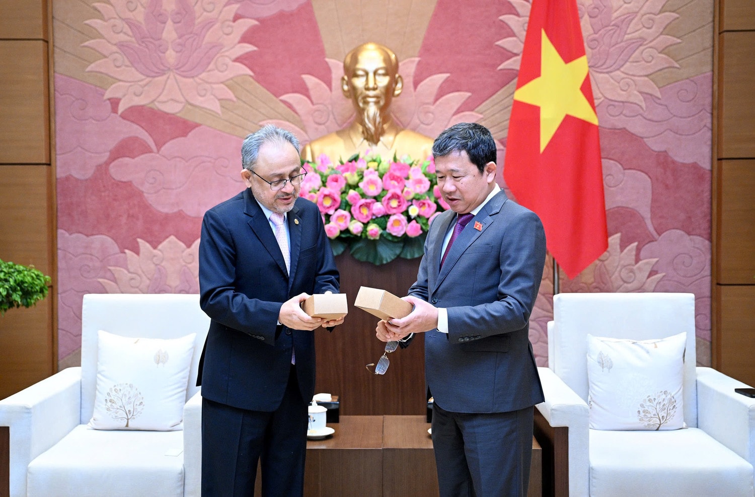 Đại sứ El Salvador tại Việt Nam Rúben Omar Orozco Burgos trao quà lưu niệm tặng Chủ nhiệm Ủy ban Đối ngoại Vũ Hải Hà