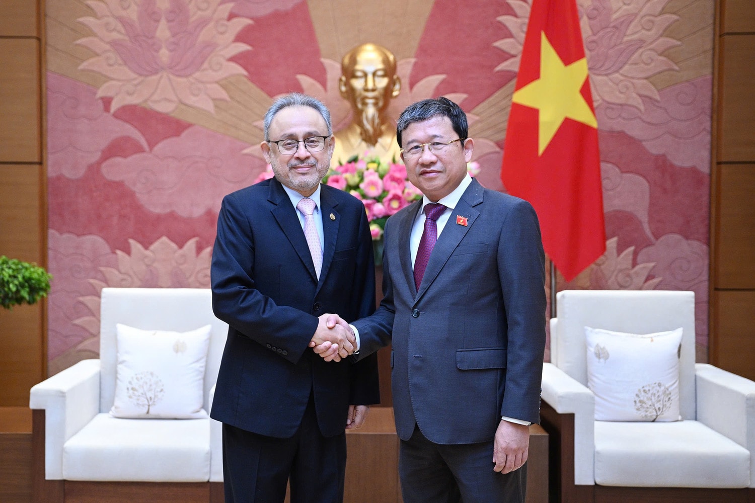 Chủ nhiệm Ủy ban Đối ngoại Vũ Hải Hà và Đại sứ El Salvador tại Việt Nam Rúben Omar Orozco Burgos
