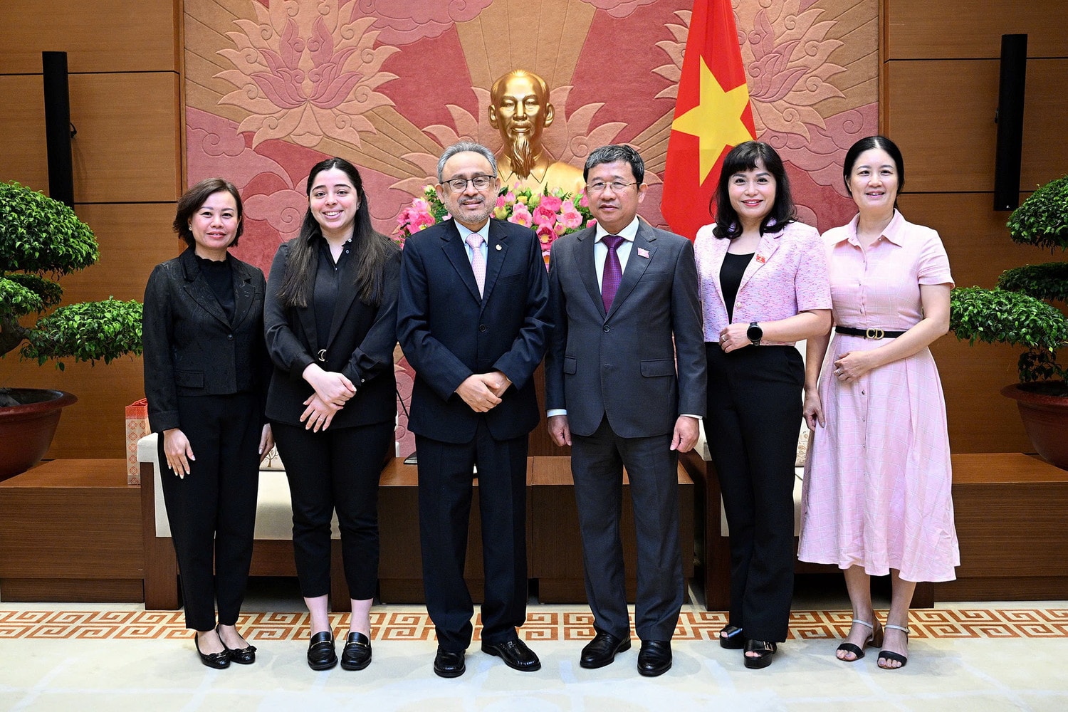 Chủ nhiệm Ủy ban Đối ngoại Vũ Hải Hà và Đại sứ El Salvador tại Việt Nam Rúben Omar Orozco Burgos cùng các đại biểu dự buổi tiếp