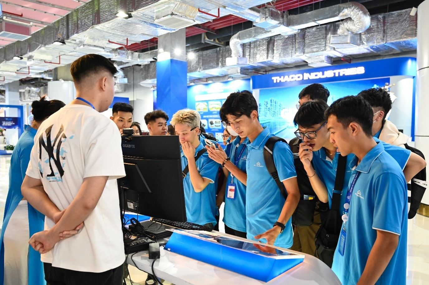 Trường Đại học CMC tặng laptop cho 100% tân sinh viên nhập học năm 2024 -0