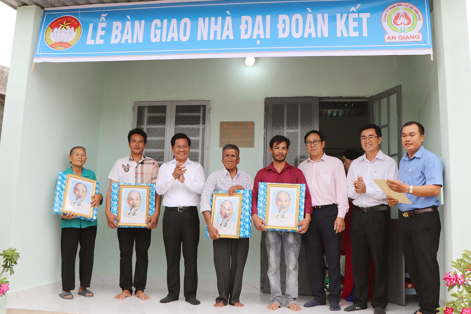 Chủ tịch UBMTTQ Việt Nam tỉnh Bà Rịa - Vũng Tàu Bùi Chí Thành chia sẻ niềm vui với các hộ dân xã Phước Hưng, huyện Long Điền được hỗ trợ nhà đại đoàn kết